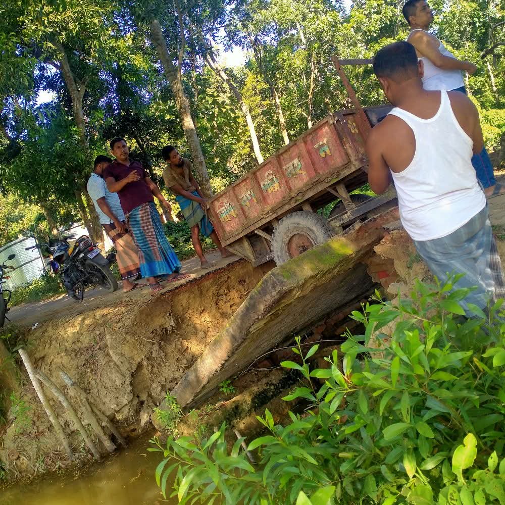 ফুলগাজীর আমজাদহাটের দেবীপুরে কালভার্ট ভেঙে যোগাযোগ বিচ্ছিন্ন- চরম দুর্ভোগে এলাকাবাসী