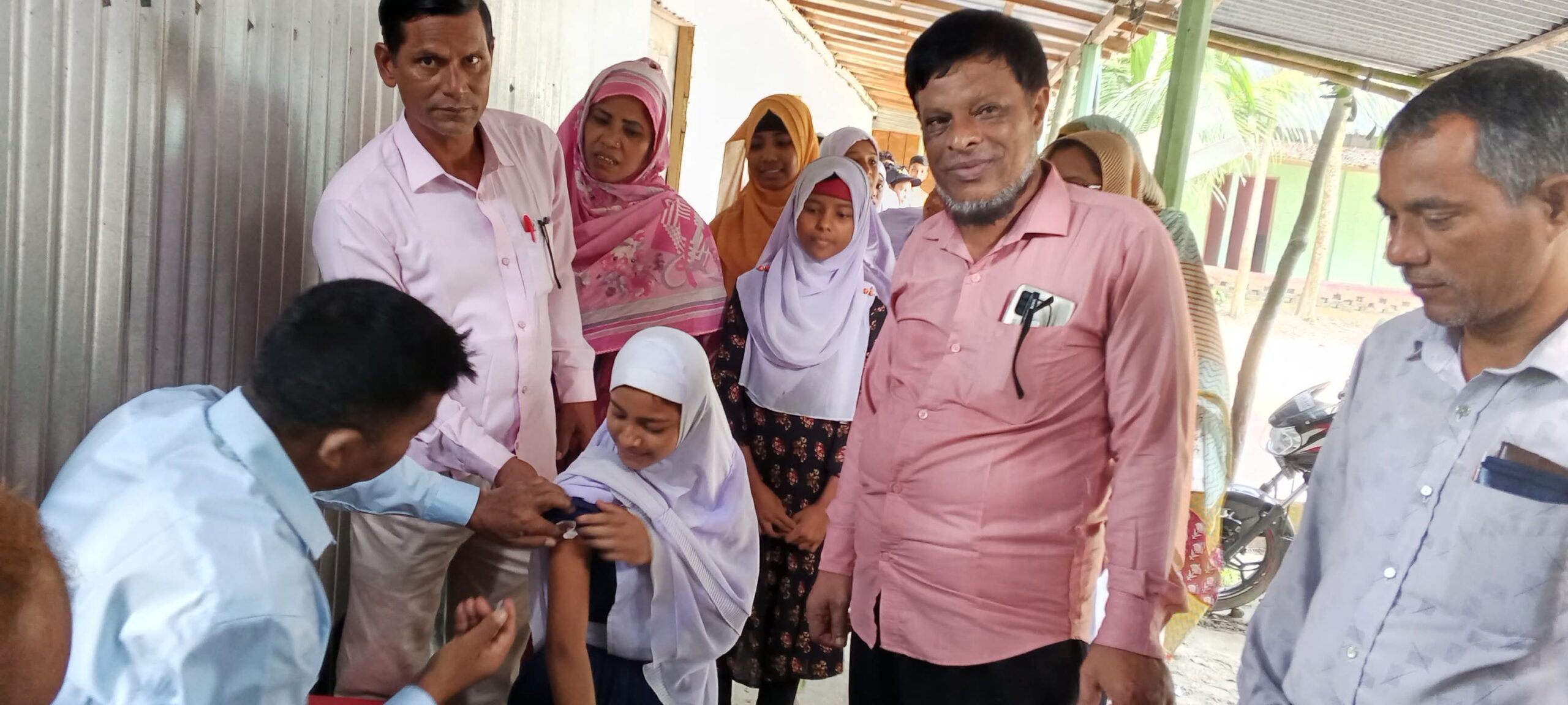 গাইবান্ধা’র ফকিরপাড়া উচ্চ বিদ্যালয়ে টাইফয়েড টিকা প্রদান