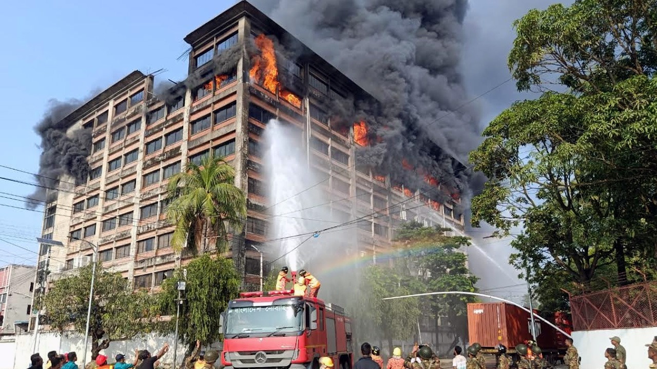 চট্টগ্রাম ইপিজেডে ভয়াবহ অগ্নিকাণ্ড: আগুন নিয়ন্ত্রণে ১৯ ইউনিট, যোগ দিয়েছে নৌ ও বিমান বাহিনী