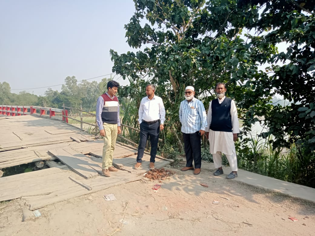 মেলান্দহে ব্রীজের ভাংঙ্গা এপ্রোচ পরিদর্শন করেন এলজিইডির নির্বাহী প্রকৌশলী রোজদিদ আহম্মেদ