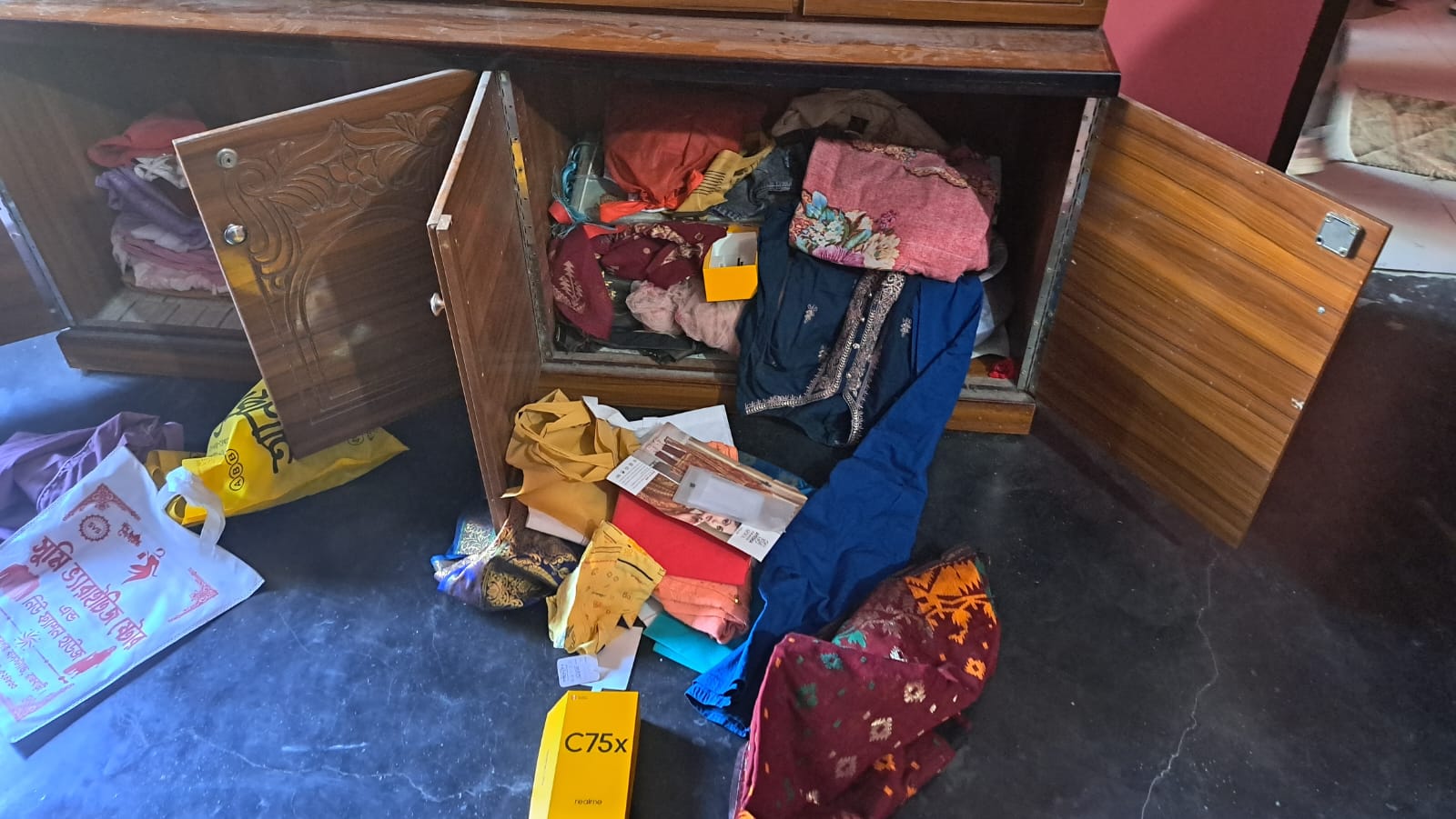 রাজবাড়ীতে ঠিকাদারের বাড়িতে দুর্র্ধষ ডাকাতি, নগদ টাকা ও স্বর্ণালংকার লুট