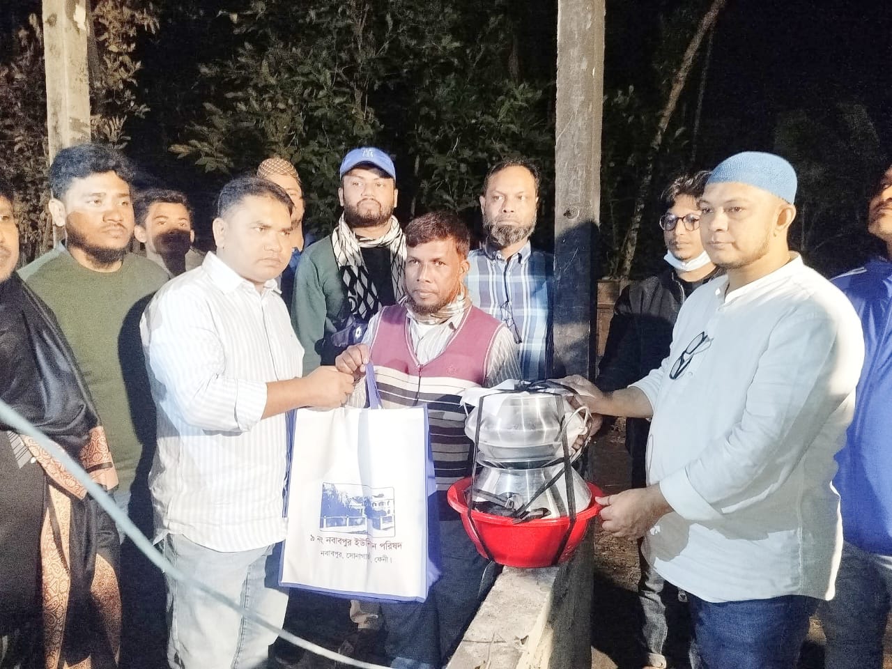 নবাবপুরে আগুনে ক্ষতিগ্রস্ত পরিবারকে আবদুল আউয়াল মিন্টুর পক্ষ থেকে আর্থিক সহায়তা প্রদান