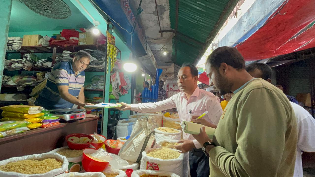 নওগাঁয় সাধারণ চালকে প্যাকেটজাত করে বাসমতি বলে বিক্রি, ৪ব্যবসায়ির জরিমানা
