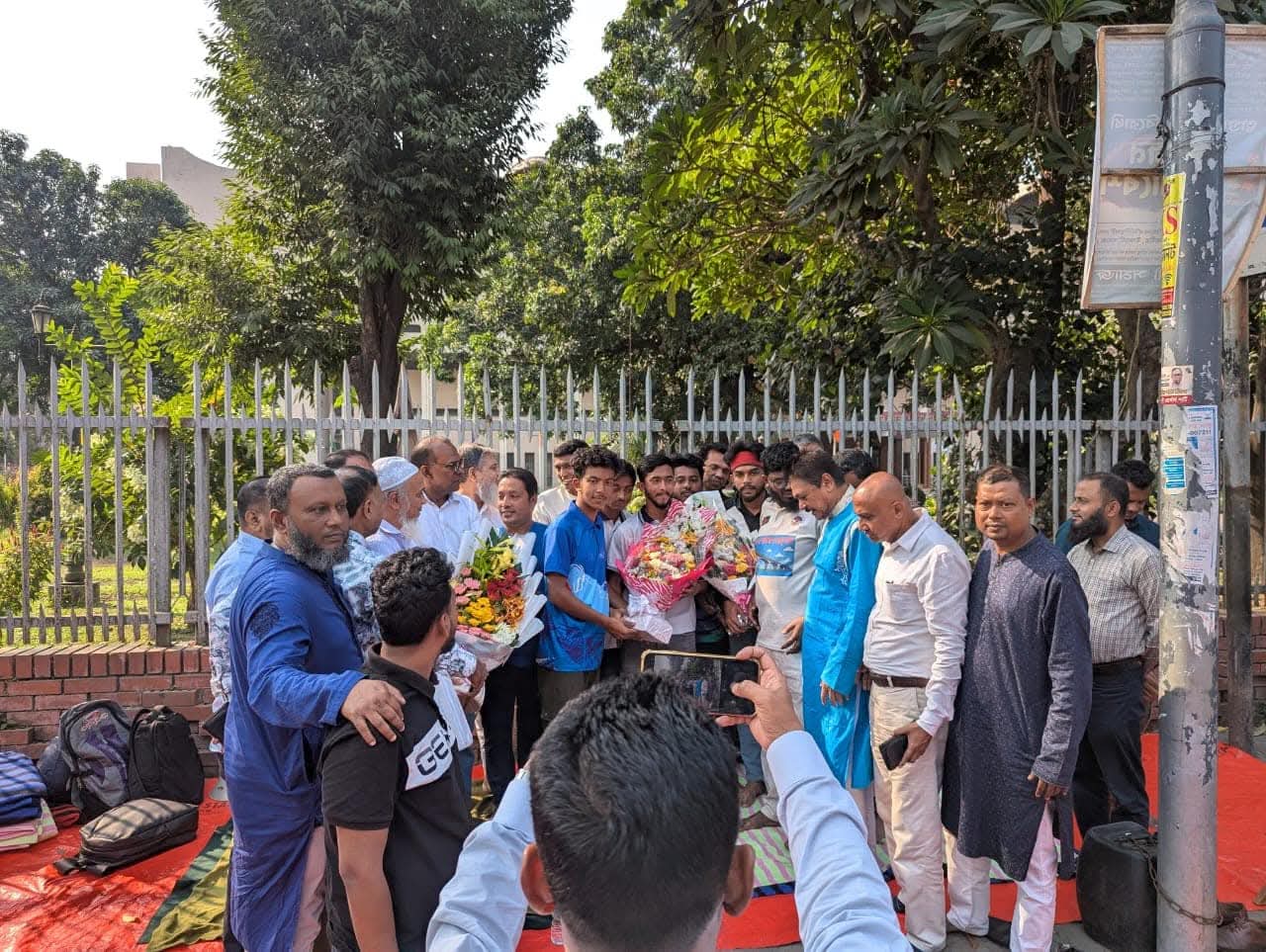  ভোলা–বরিশাল সেতুসহ ৫ দফা দাবিতে শাহবাগে অবস্থান কর্মসূচি চলছে- নদী সাঁতরে লংমার্চে যোগ আন্দোলনকারীদের