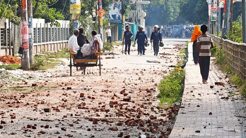 সিরাজগঞ্জে দফায় দফায় সংঘর্ষে রণক্ষেত্র দুই গ্রাম, আহত অর্ধশতাধিক