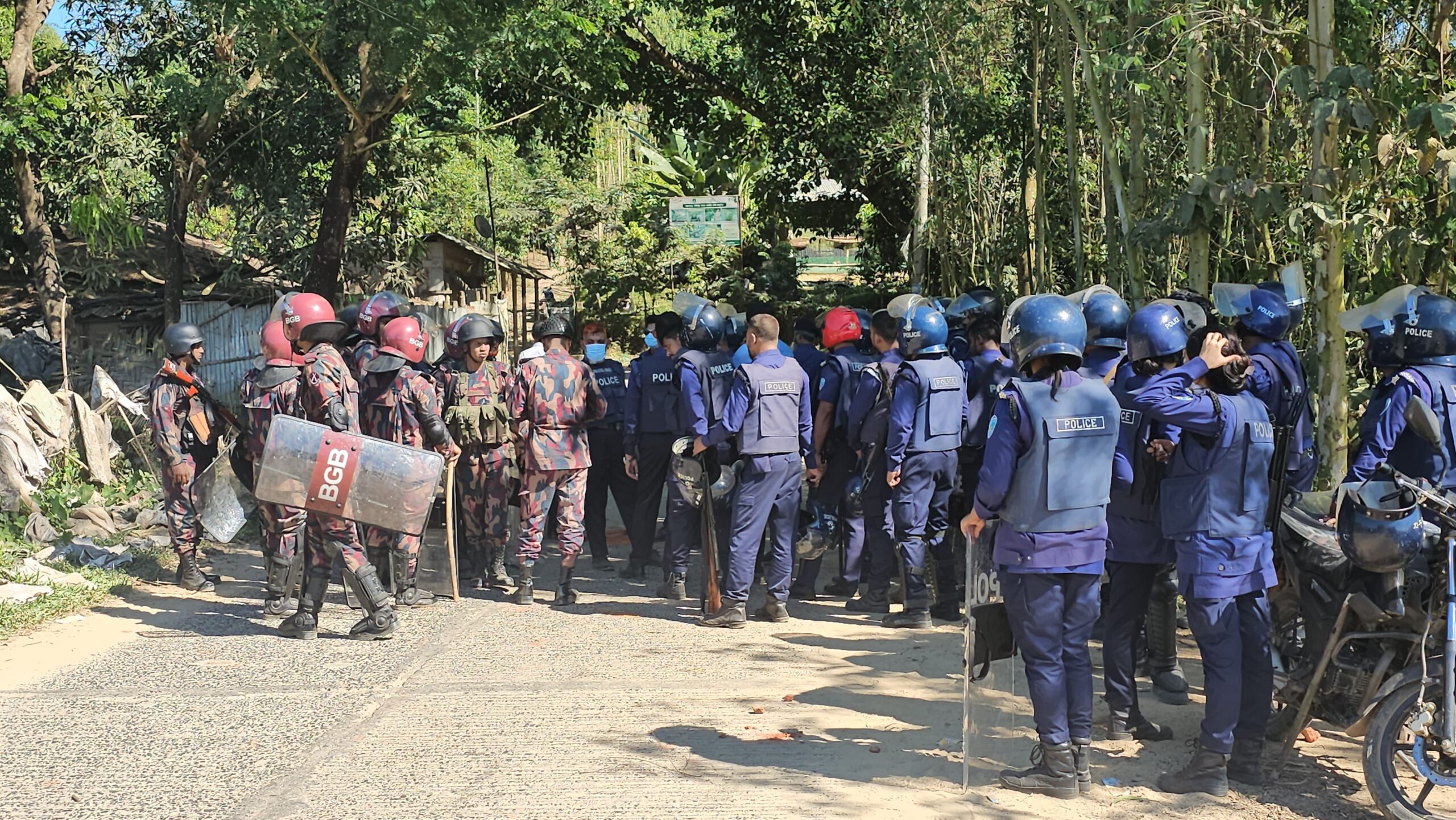 চকরিয়া ও লামায় ইটভাটা উচ্ছেদ অভিযানে যৌথবাহিনীর উপর হামলা, আহত ৭ গ্রেফতার ১০