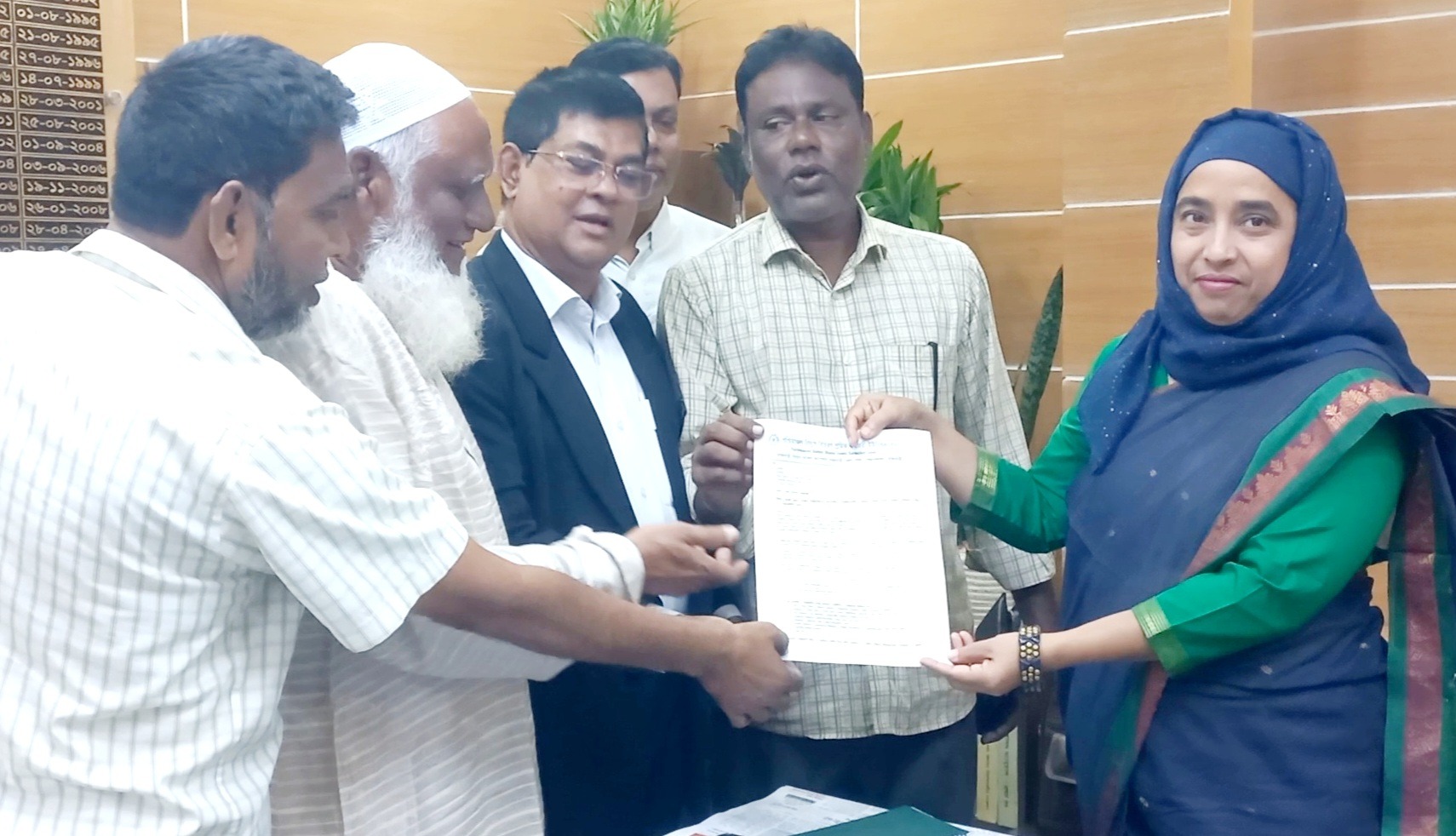 রাজবাড়ীতে বিদ্যুৎ বিতরণ শ্রমিক-কর্মচারীদের মানববন্ধন ও স্মারকলিপি প্রদান