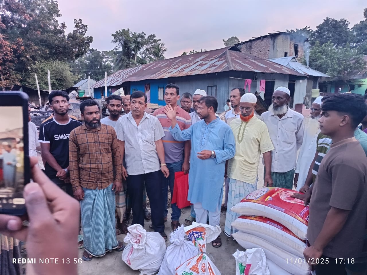 জয়পুরে অগ্নিকাণ্ডে ক্ষতিগ্রস্ত পরিবারের মাঝে ঘোপাল একতা সংসদের খাদ্য সহায়তা