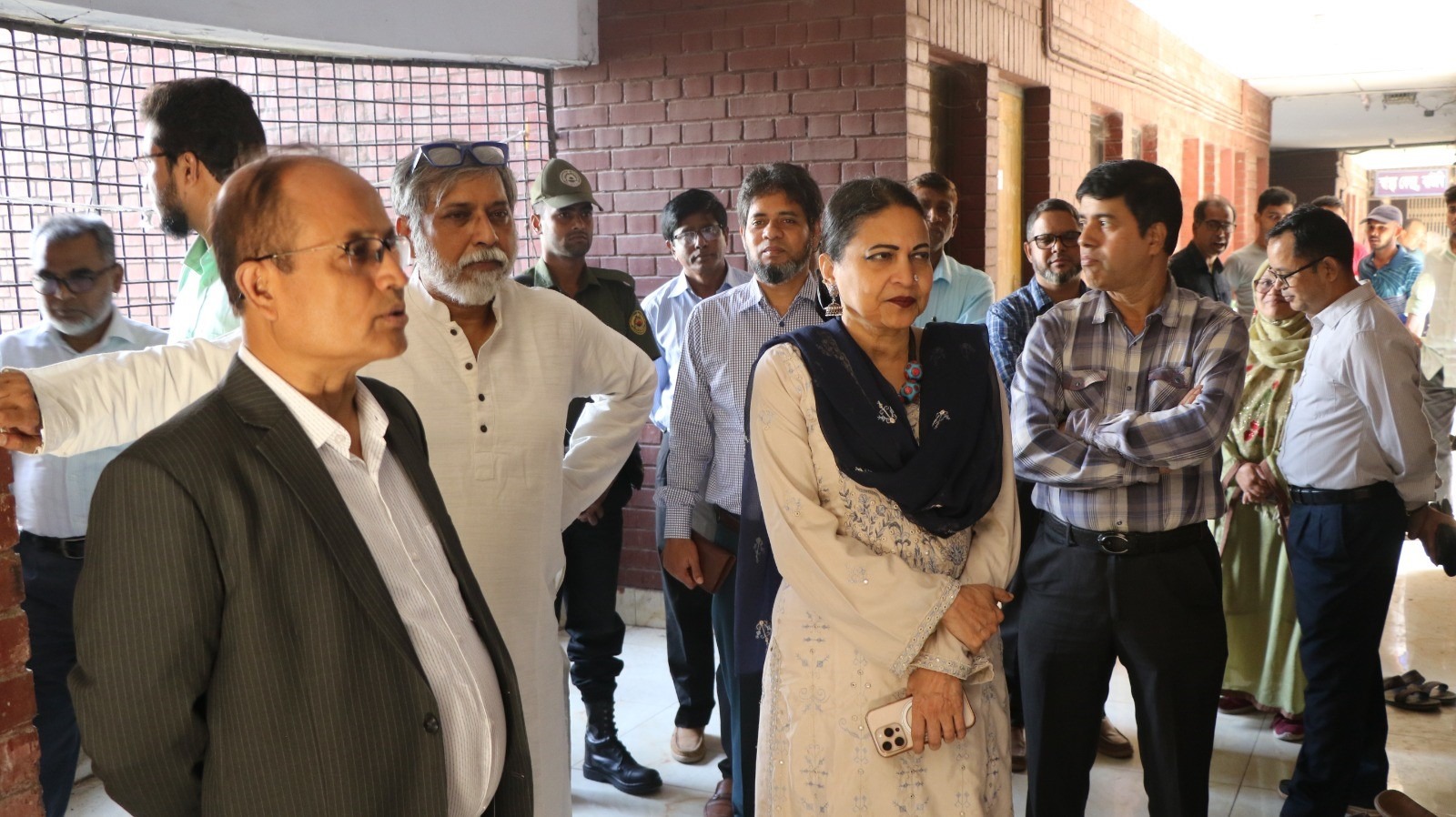 বাউবির ঝুঁকিপূর্ণ পুরাতন ভবন খালি করার নির্দেশ: শিক্ষার্থীদের রুম ত্যাগ ও অফিস কার্যক্রম স্থানান্তরের ঘোষণা