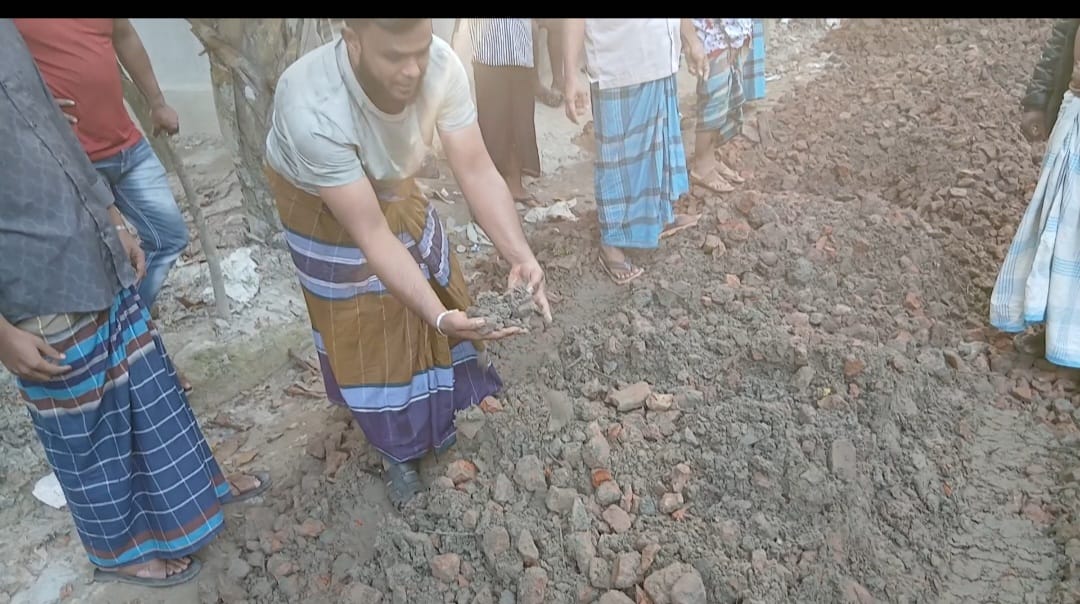 সোনাইমুড়ীতে কোটি টাকার রাস্তায় ফাটল ধরা গাইড ওয়াল ভেঙে গেছে খোয়ায় দুর্নীতি
