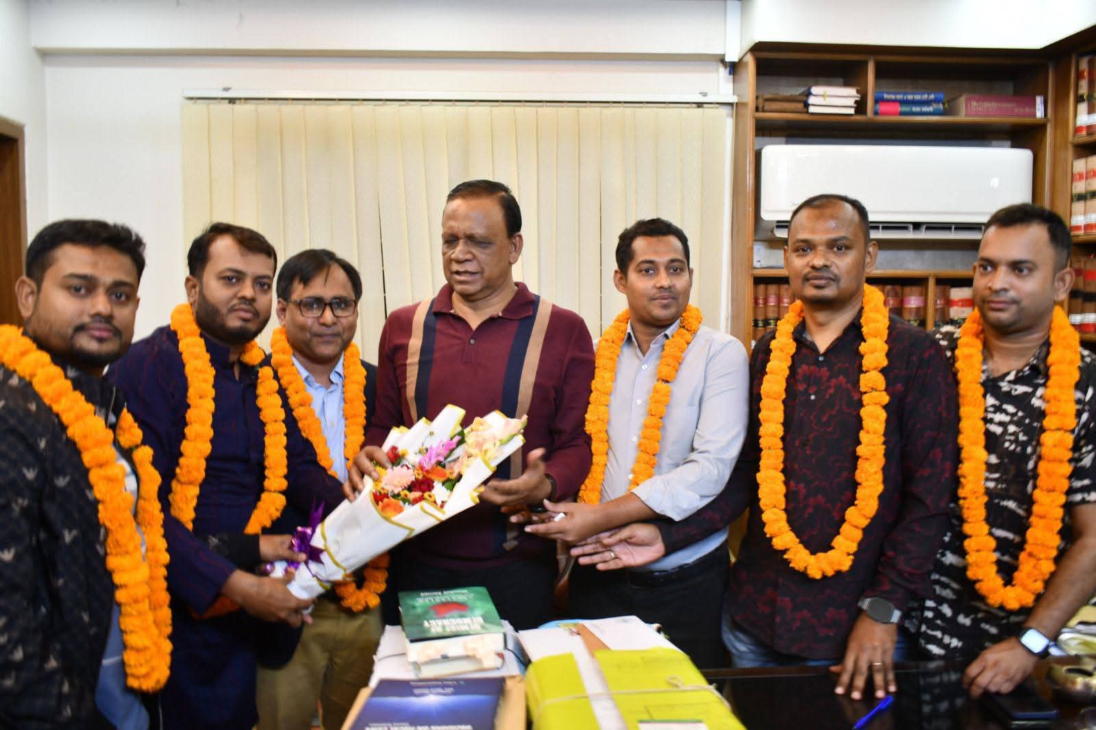 ঢাকাস্থ  চাটখিল উপজেলার জাতীয়তাবাদী ইউথ ফোরামের সুপার ফাইবকে ফুল দিয়ে বরন করলেন ব্যারিস্টার খোকন