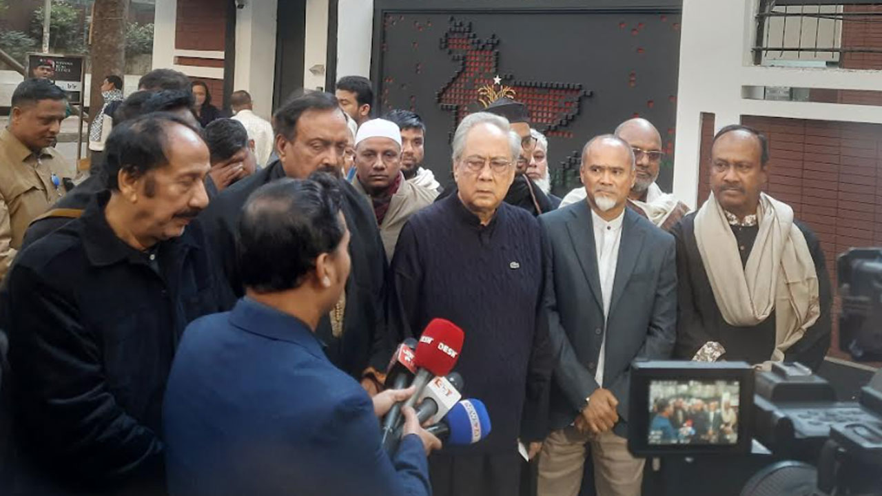 খালেদা জিয়া স্বাধীনতা ও সার্বভৌমত্বের প্রতীক হয়ে ছিলেন : আনিসুল ইসলাম