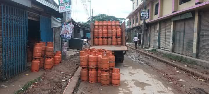 রামগঞ্জে কয়েকটি সাইনবোর্ড বিহীন দোকানে অবৈধ সিলিন্ডার গ্যাস মজুদ রেখে  সরবরাহ ও অধিক মূল্যে বিক্রি