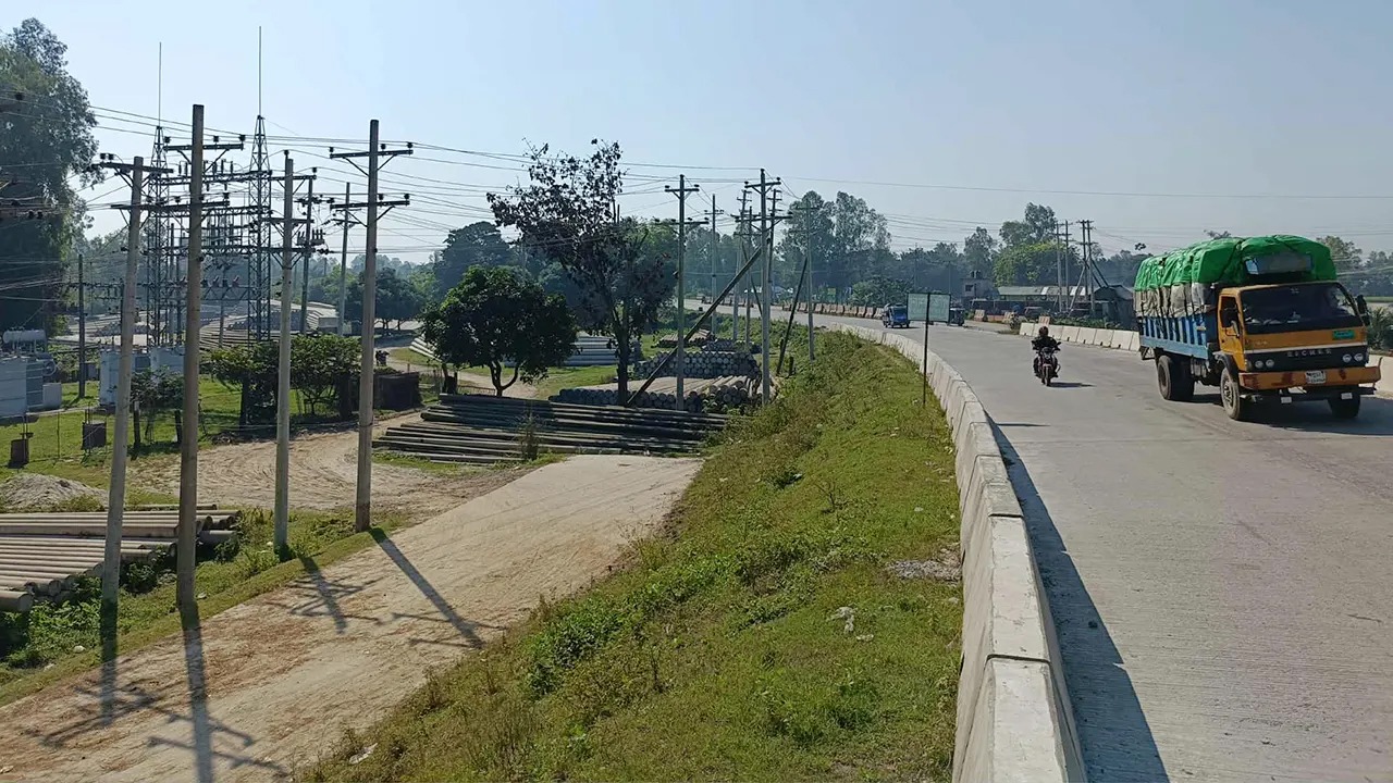 রায়গঞ্জে সড়কের এক কিমি যেন মরণফাঁদ-ছয় মাসে প্রাণহানি ১১