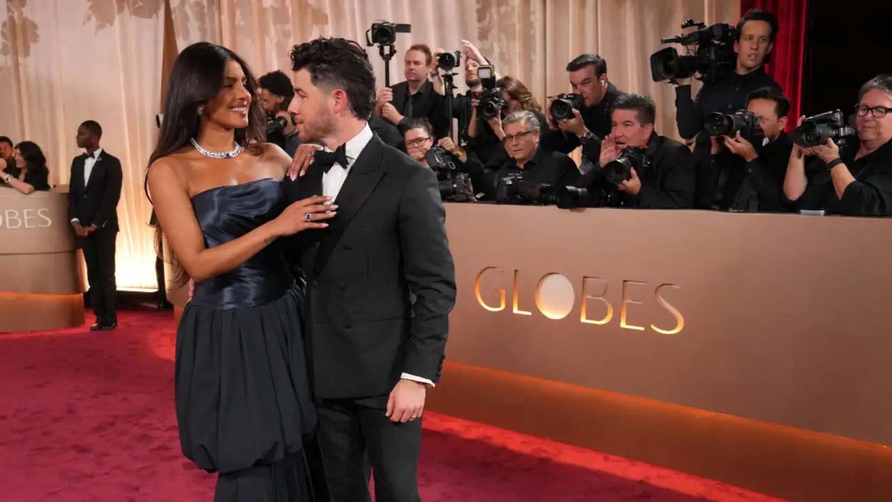 গোল্ডেন গ্লোবসে স্বামীকে নিয়ে রোম্যান্স, আলোচনায় প্রিয়াঙ্কা