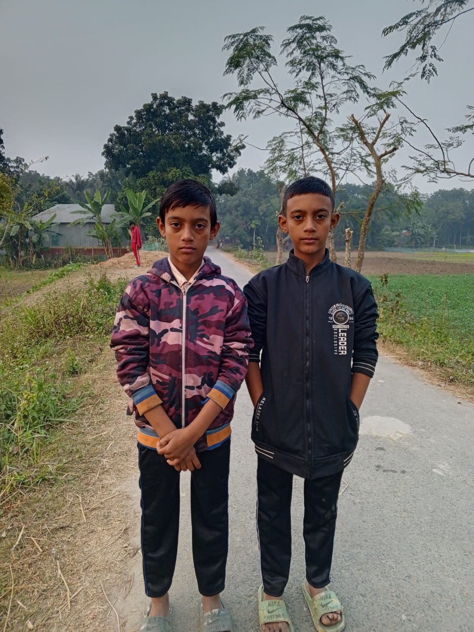 রাজবাড়ীতে মা-বাবা হারিয়ে নির্বাক দুই অবুঝ শিশু