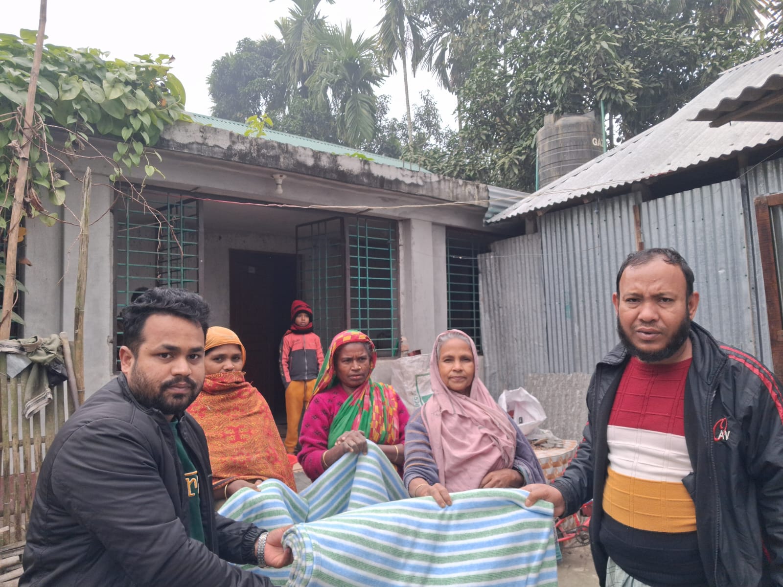 সুন্দরগঞ্জে শীতার্ত অসহায় ও দরিদ্র মানুষের মাঝে শীতবস্ত্র বিতরণ