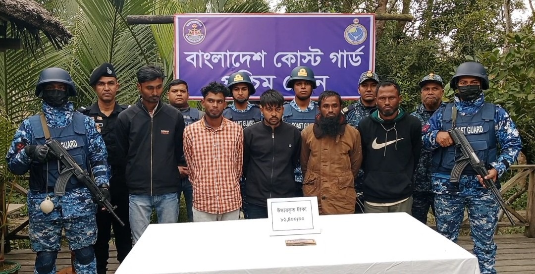 অপহরণের তিনদিন পর  বনদস্যুদের জিম্মি থেকে ২ পর্যটক ও এক রিপোর্ট মালিক কে উদ্ধার করছে যৌথবাহিনী