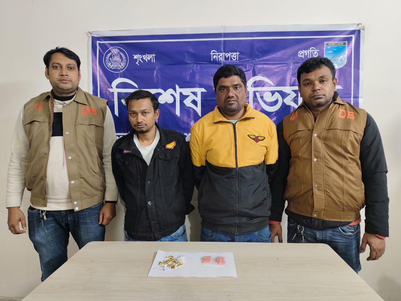 সাভার ও আশুলিয়ায় ডিবি পুলিশের অভিযান: ইয়াবা ও হেরোইনসহ ২ মাদক ব্যবসায়ী গ্রেফতার