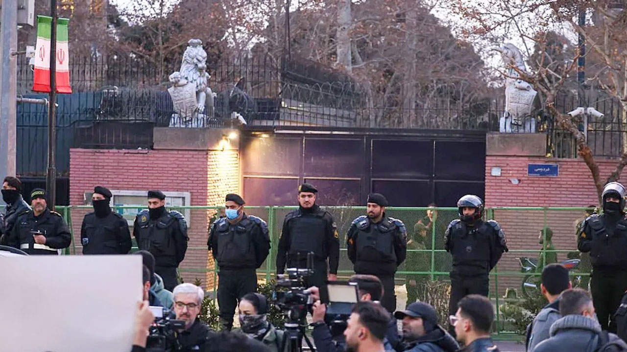 ইরানে দূতাবাস বন্ধ করল যুক্তরাজ্য