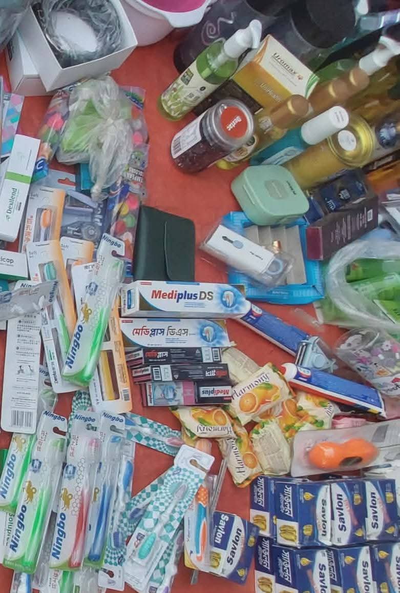 ফুটপাতেই ডাক্তারের উপহার, প্রশ্নবিদ্ধ স্বাস্থ্যখাতের নৈতিকতা!