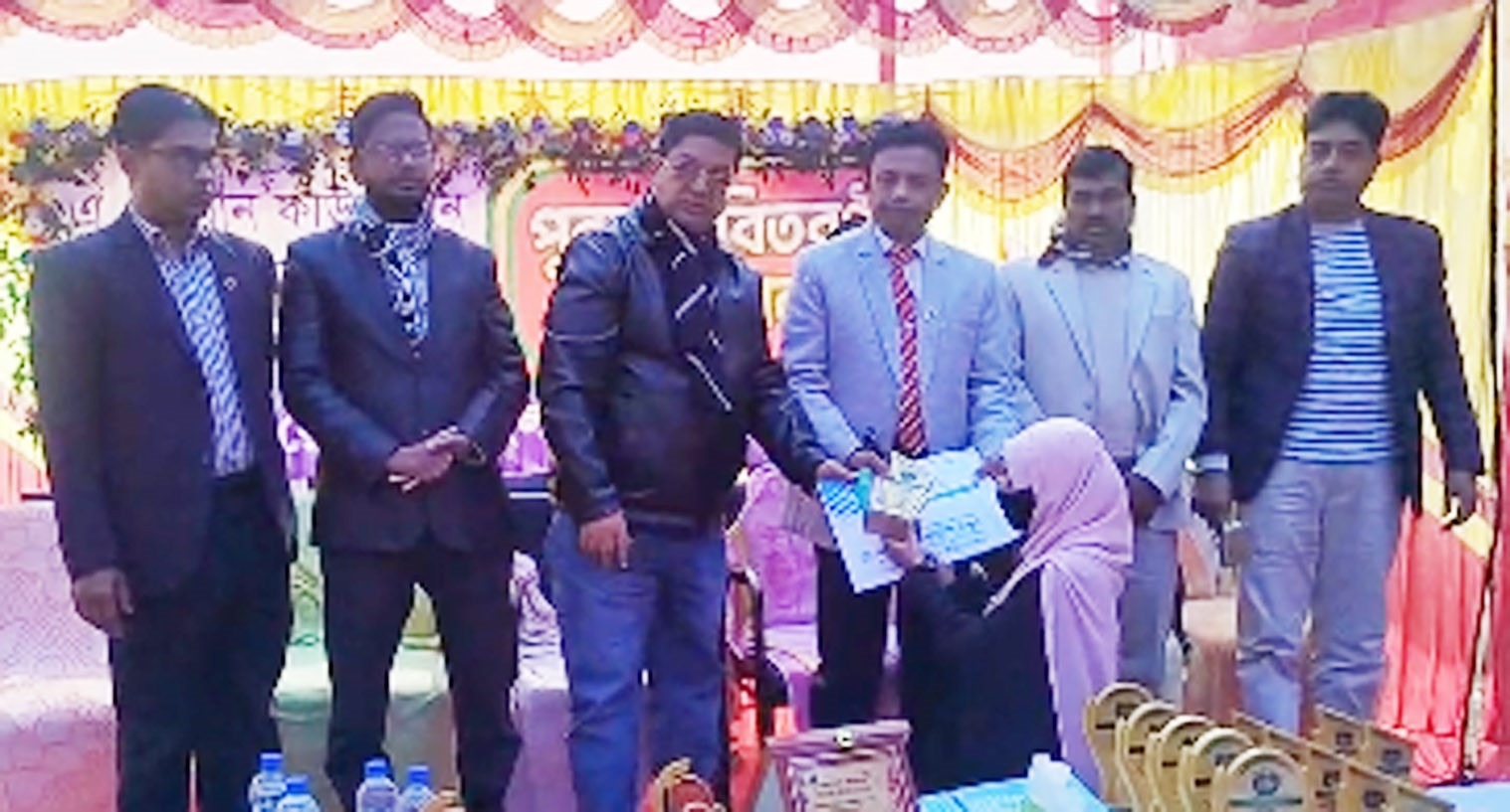 নোয়াখালীতে এ রহমান ফ্উান্ডেশনের শিক্ষা বৃত্তি প্রদান