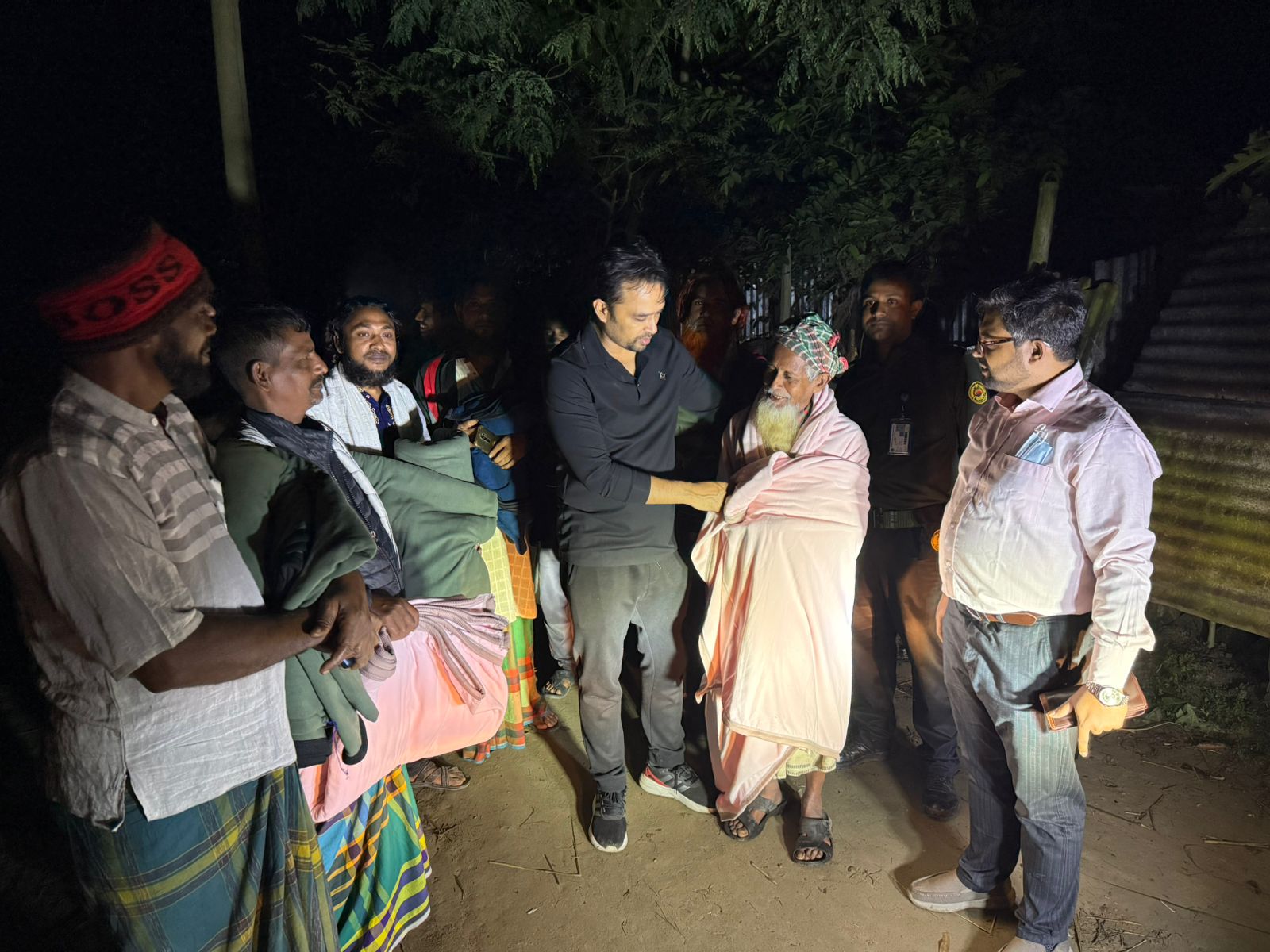 সরাইলে শীতার্ত মানুষে”র মাঝে কম্বল বিতরণ করলেন ইউএনও