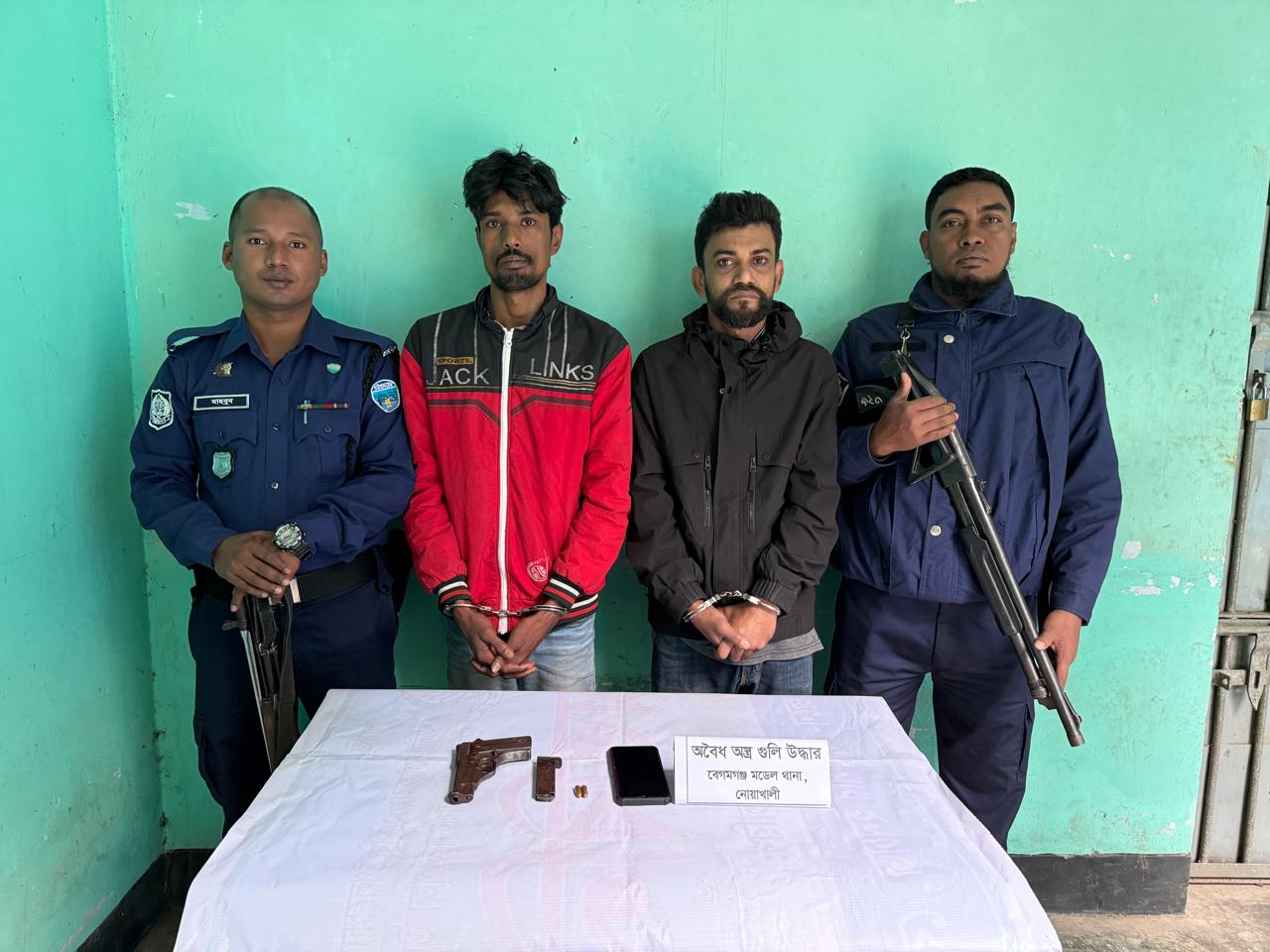 চৌমুহনীতে আবাসিক হোটেল থেকে বিদেশি পিস্তল-গুলিসহ গ্রেপ্তার ২