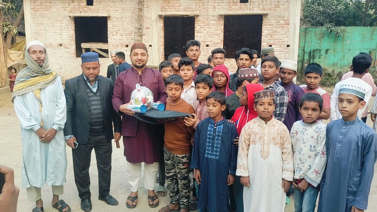 ফুলগাজীতে জামায়াতের উদ্যোগে অসহায় পরিবারের ঘর নির্মাণে ঢেউটিন ও শিশুদের খেলার সামগ্রী বিতরণ