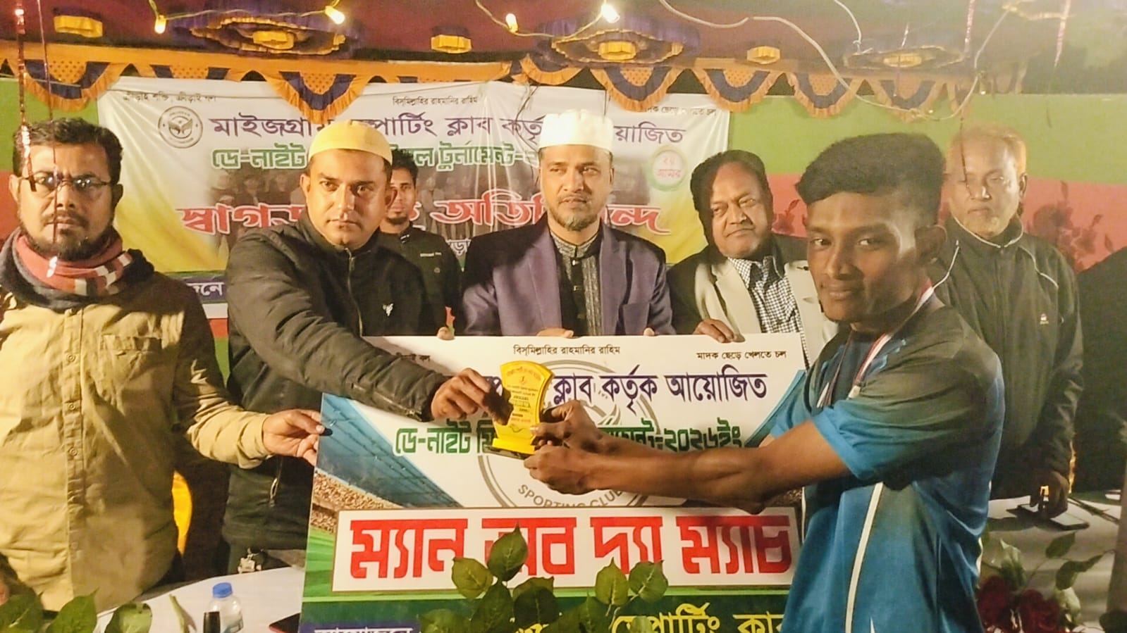 ফুলগাজীর আনন্দপুরে ডে-নাইট ফুটবল মিনিবার টুর্নামেন্টের ফাইনাল অনুষ্ঠিত