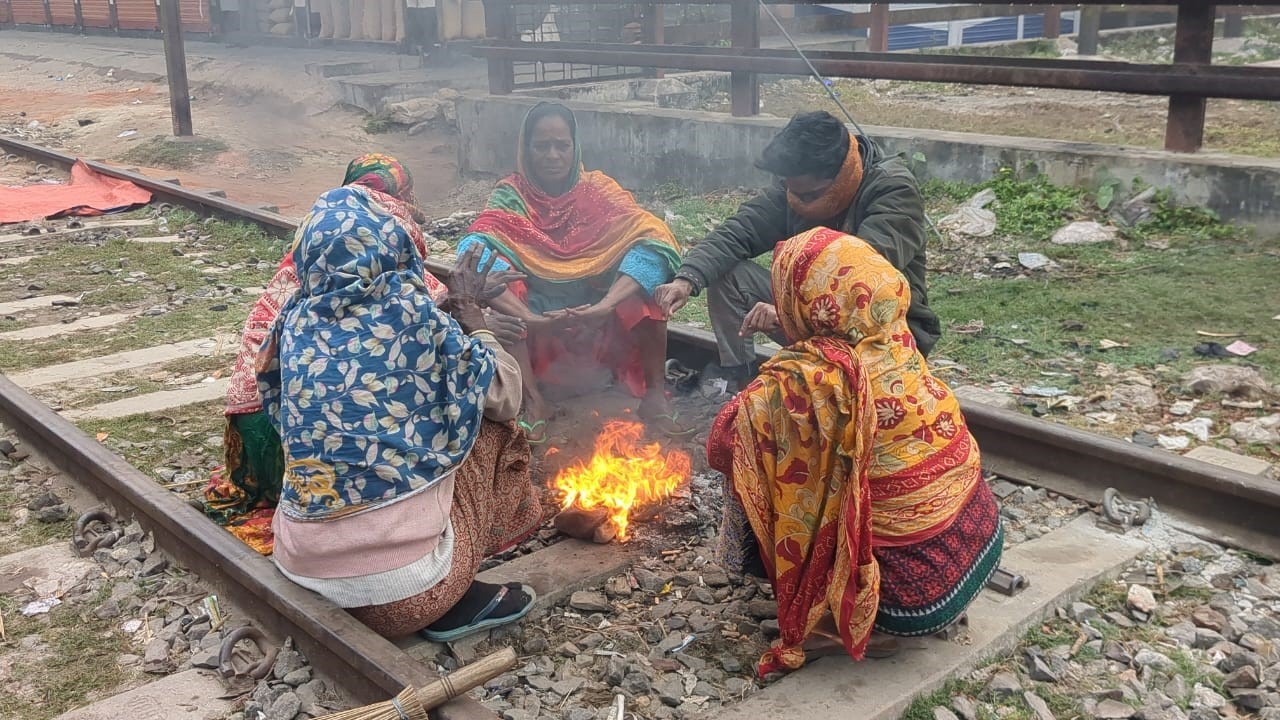 শীতের তীব্রতায় সিরাজগঞ্জে বিপর্যস্ত জনজীবনতাপমাত্রা নেমেছে ৮ দশমিক ২ ডিগ্রিতে