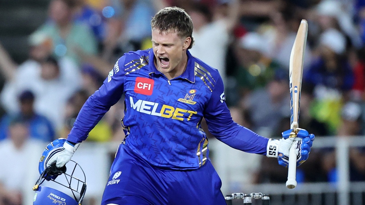 বিশ্বকাপ থেকে বাদ পড়া প্রোটিয়া তারকার সেঞ্চুরিতে ইতিহাস