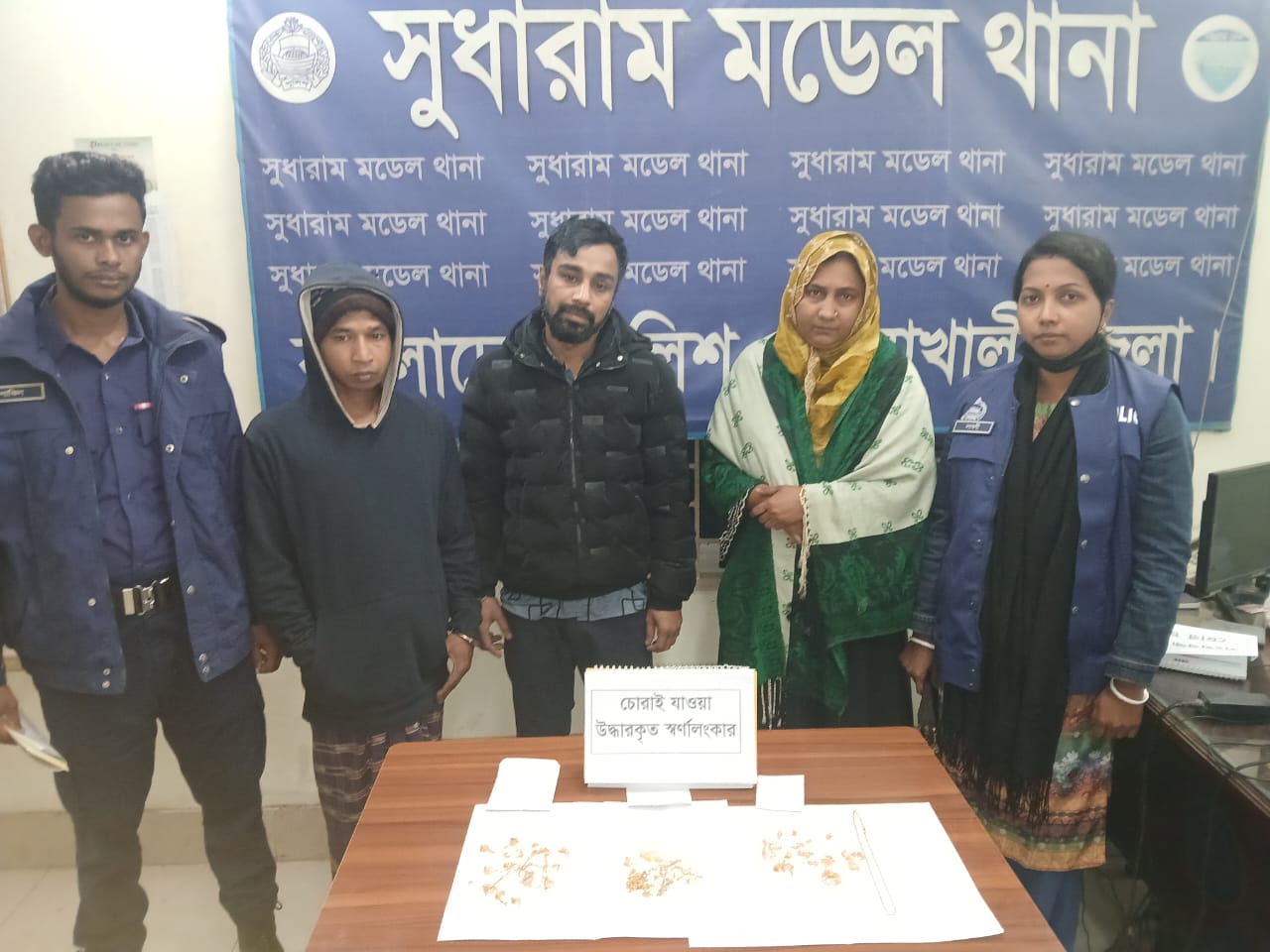 নোয়াখালীতে থানার পাশে সুপার মার্কেট থেকে চুরি, ৯ ভরি স্বর্ণালংকারসহ গ্রেপ্তার-৩ 