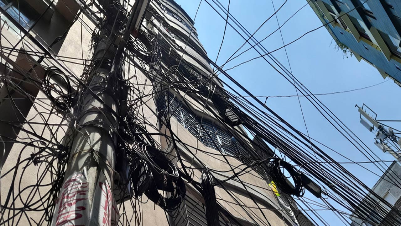 সিরাজগঞ্জে সড়কের ওপর ঝুলে আছে তারের জঞ্জাল