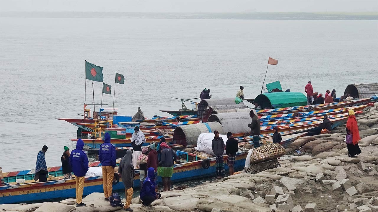 সিরাজগঞ্জে যমুনায় অসংখ্য ডুবোচর নাব্য সংকটে নৌ-চলাচল ব্যাহত