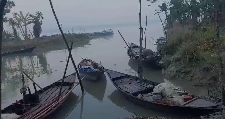 উপকূলে গুঁড়ি গুঁড়ি বৃষ্টি বেড়েছে শীতের তীব্রতা ভোগান্তি নিম্নআয়ের মানুষ