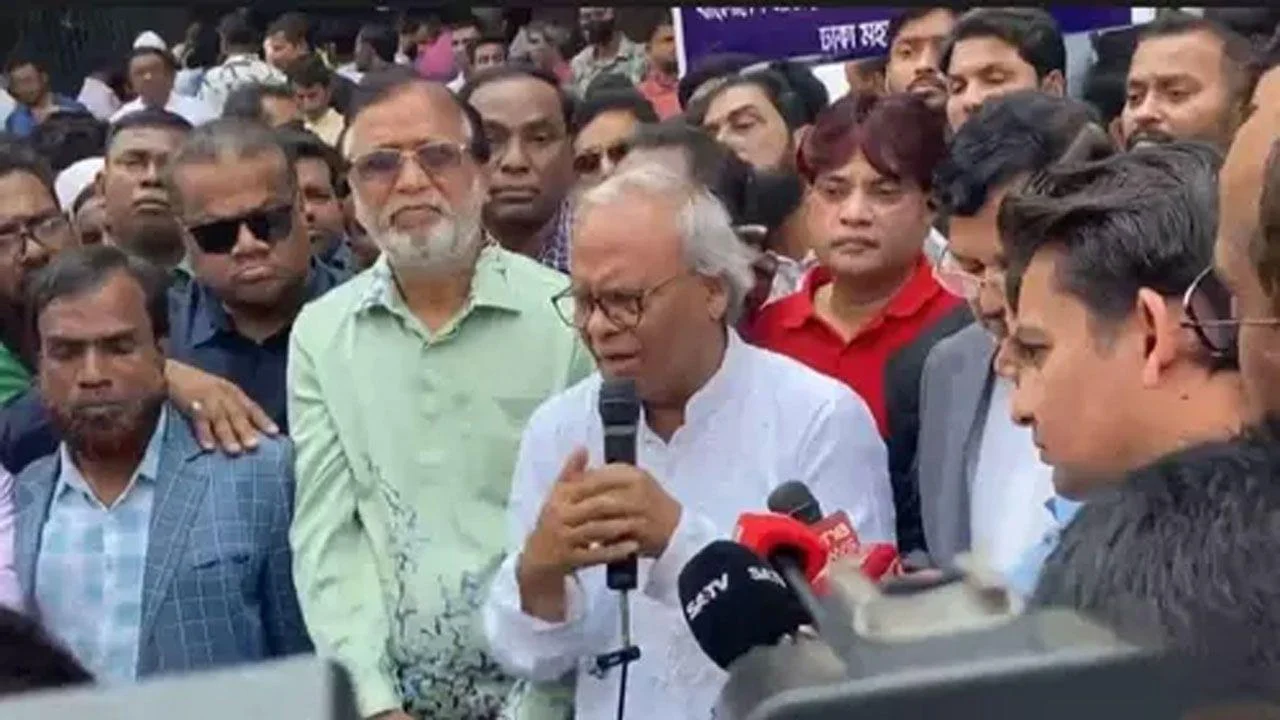 জামায়াতকে ইঙ্গিত করে রিজভী/একটি দল সুযোগ পেলেই বিএনপিকে ছুরিকাঘাতের চেষ্টা করে
